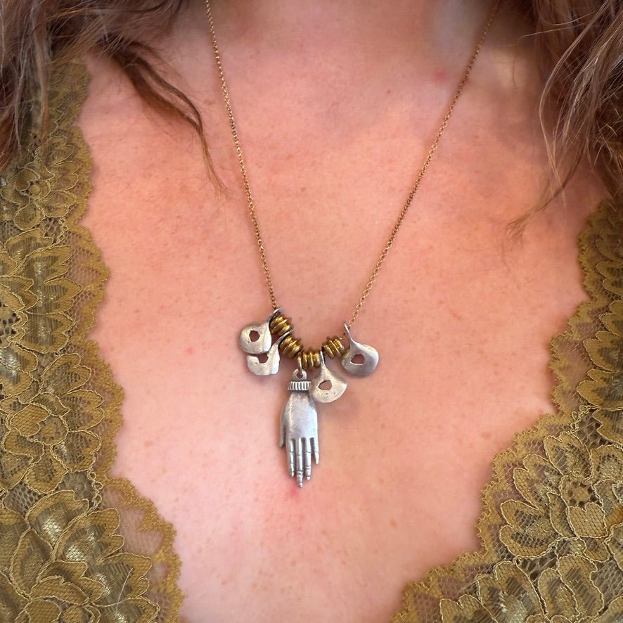 Healing Hand Pendant Necklace - Confía Collective