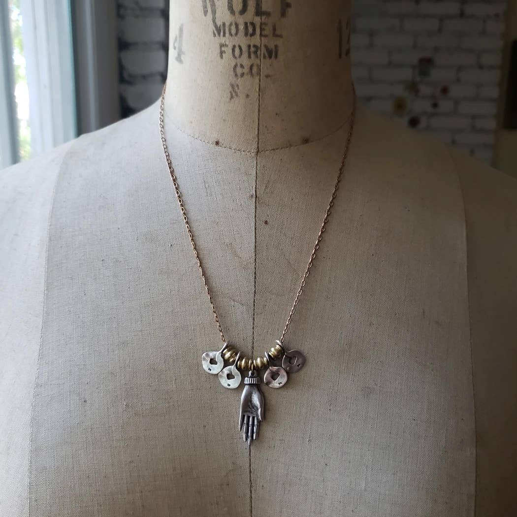 Healing Hand Pendant Necklace - Confía Collective
