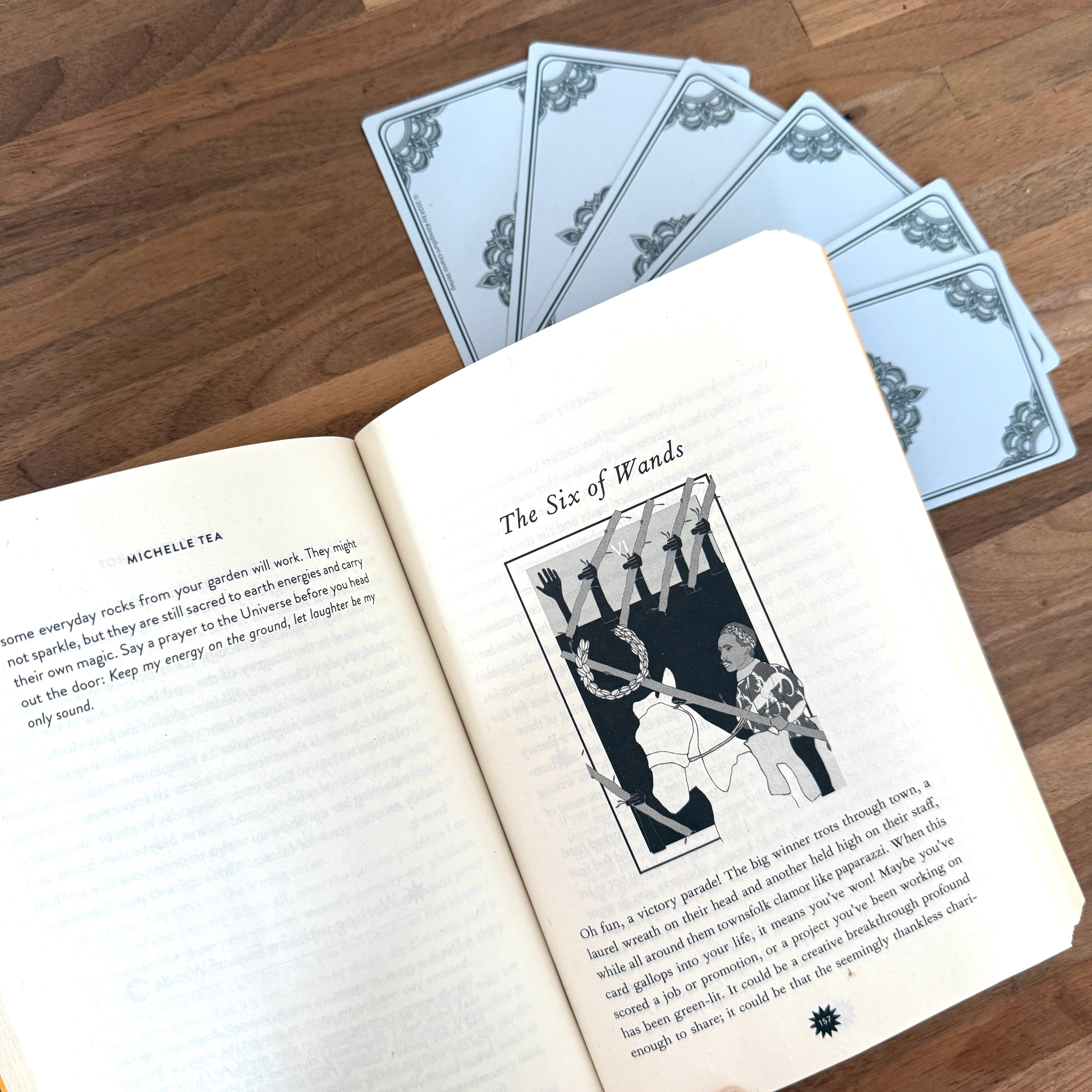 Modern Tarot Book - Confía Collective