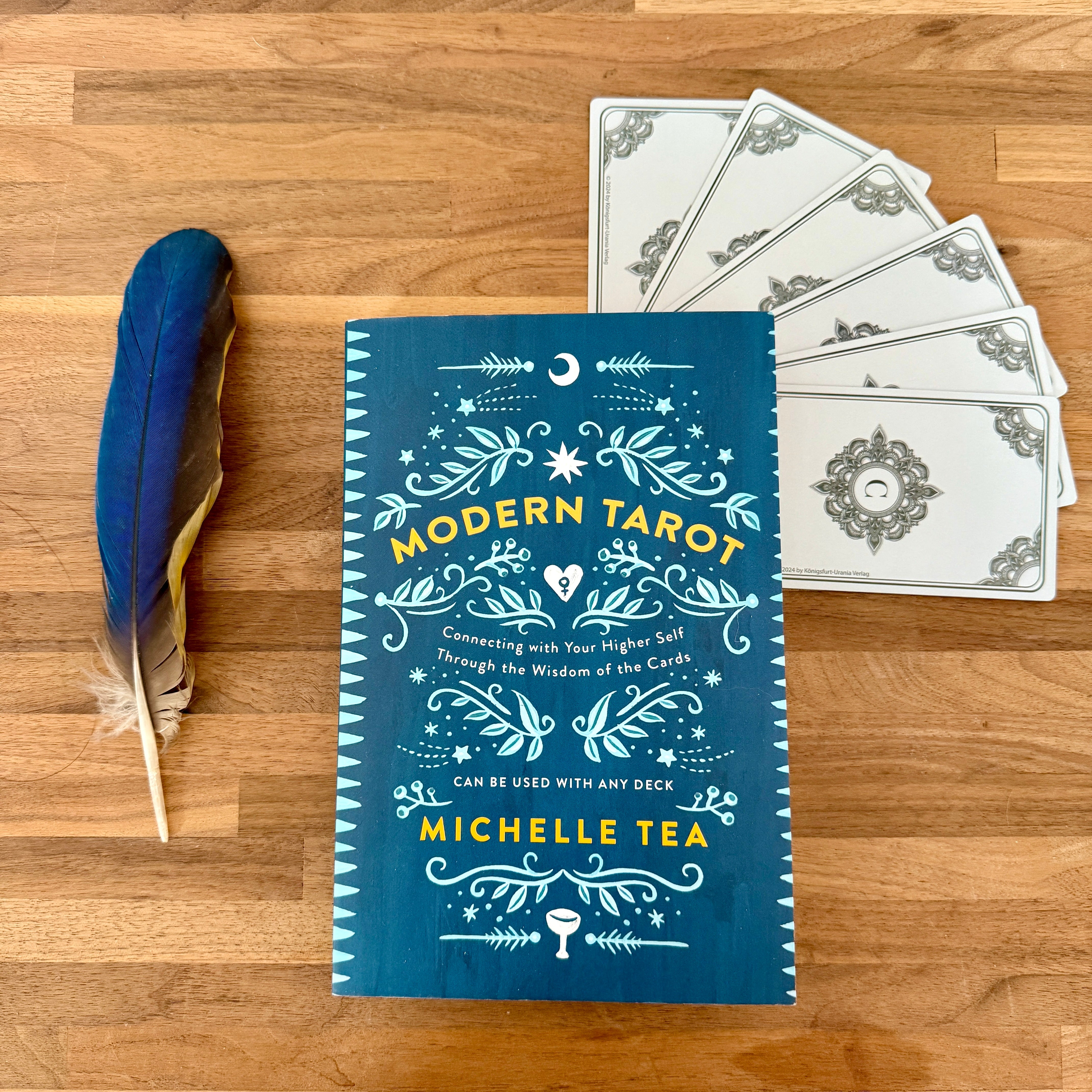 Modern Tarot Book - Confía Collective