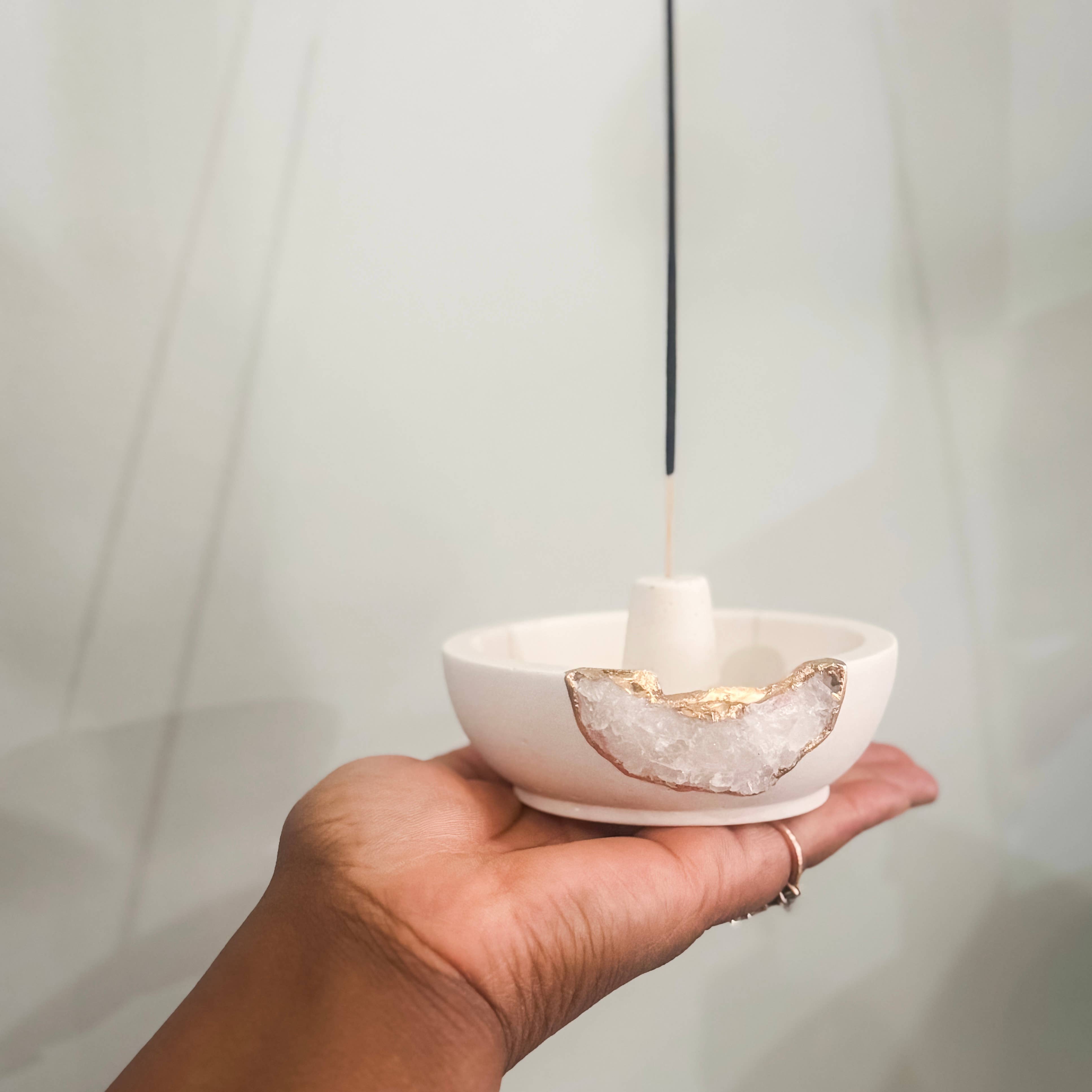 Natural Quartz Geode Incense Holder in Cream & Gold - Confía Collective