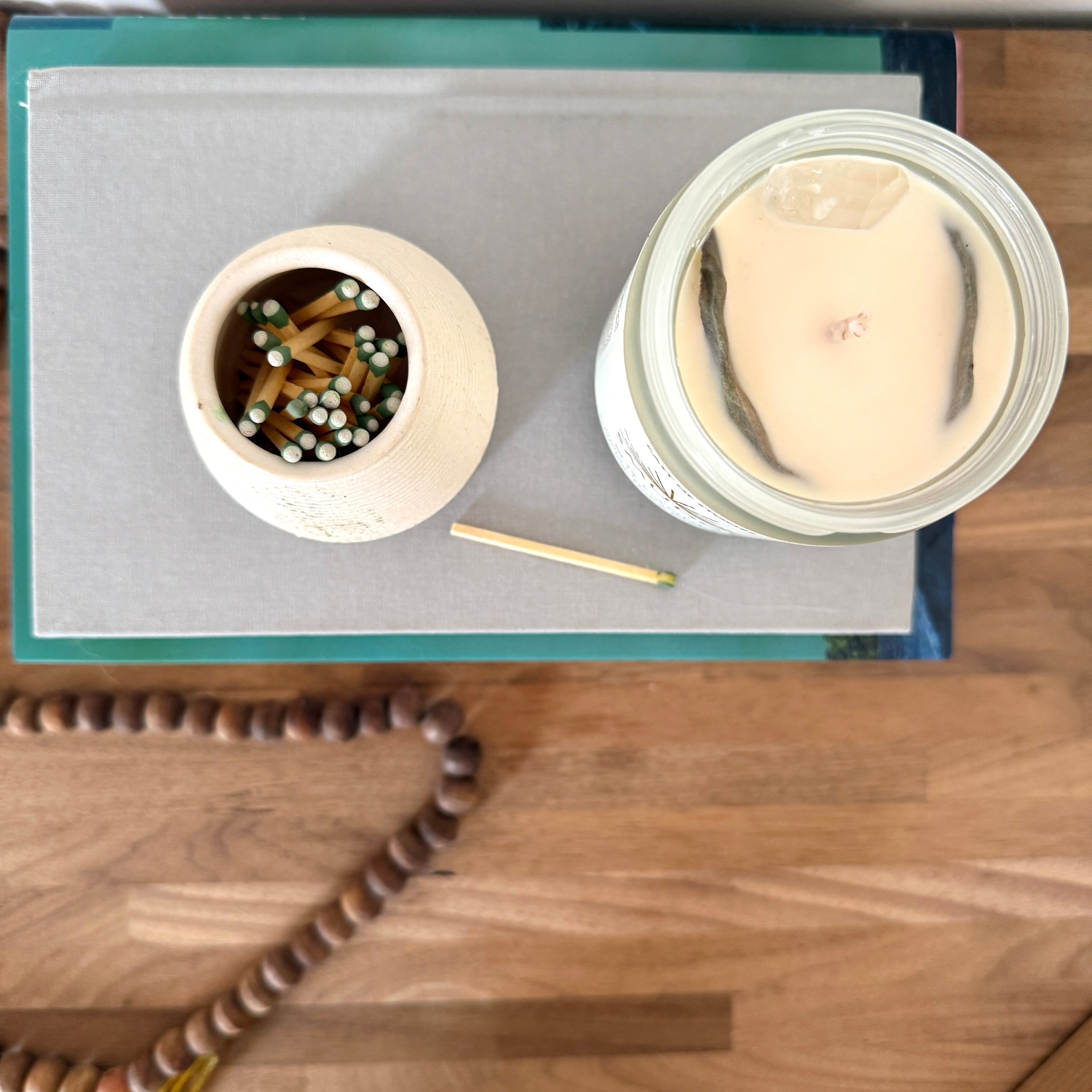 Smudge Candle with Crystals - Confía Collective