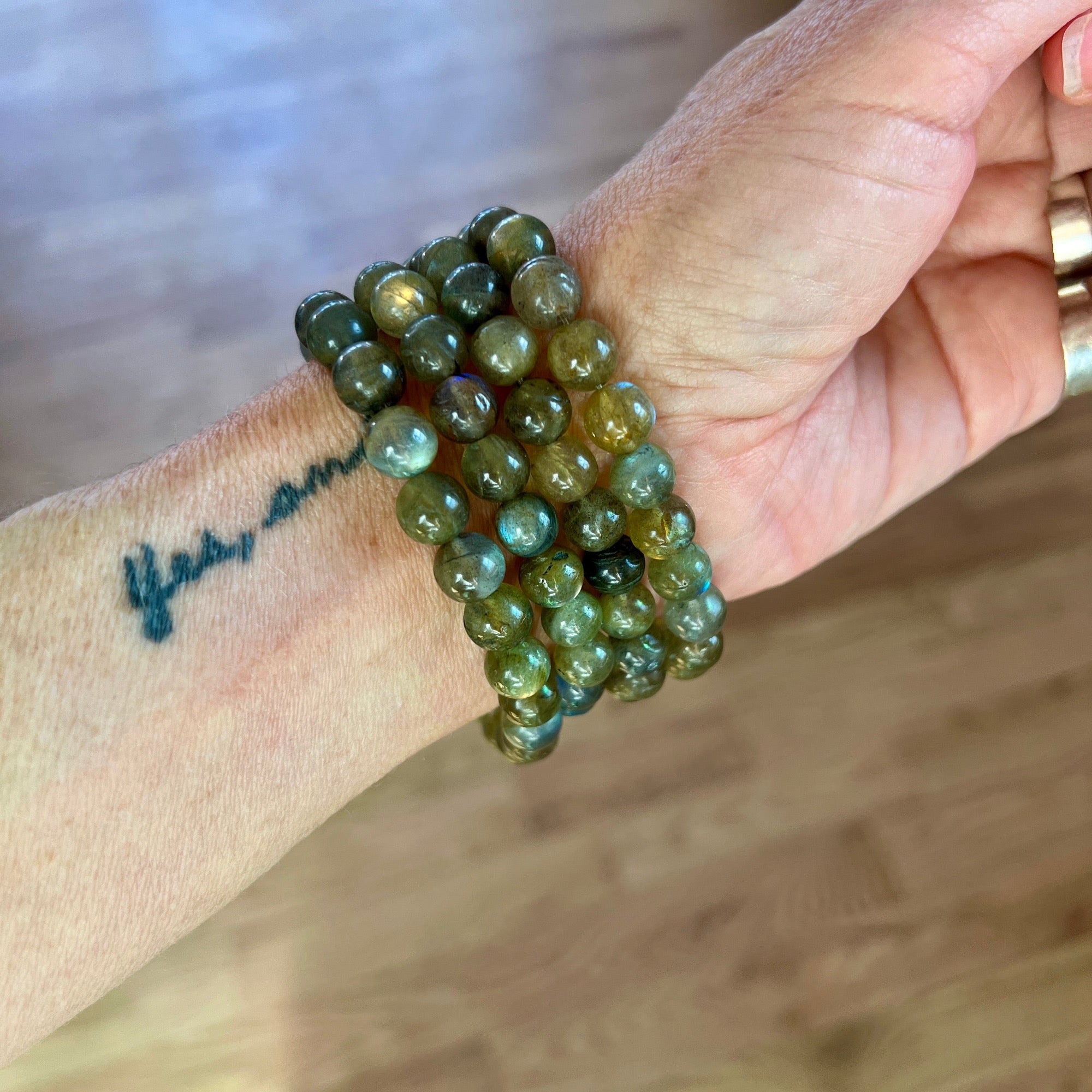 Labradorite Crystal 8mm Bead Bracelet - Confía Collective