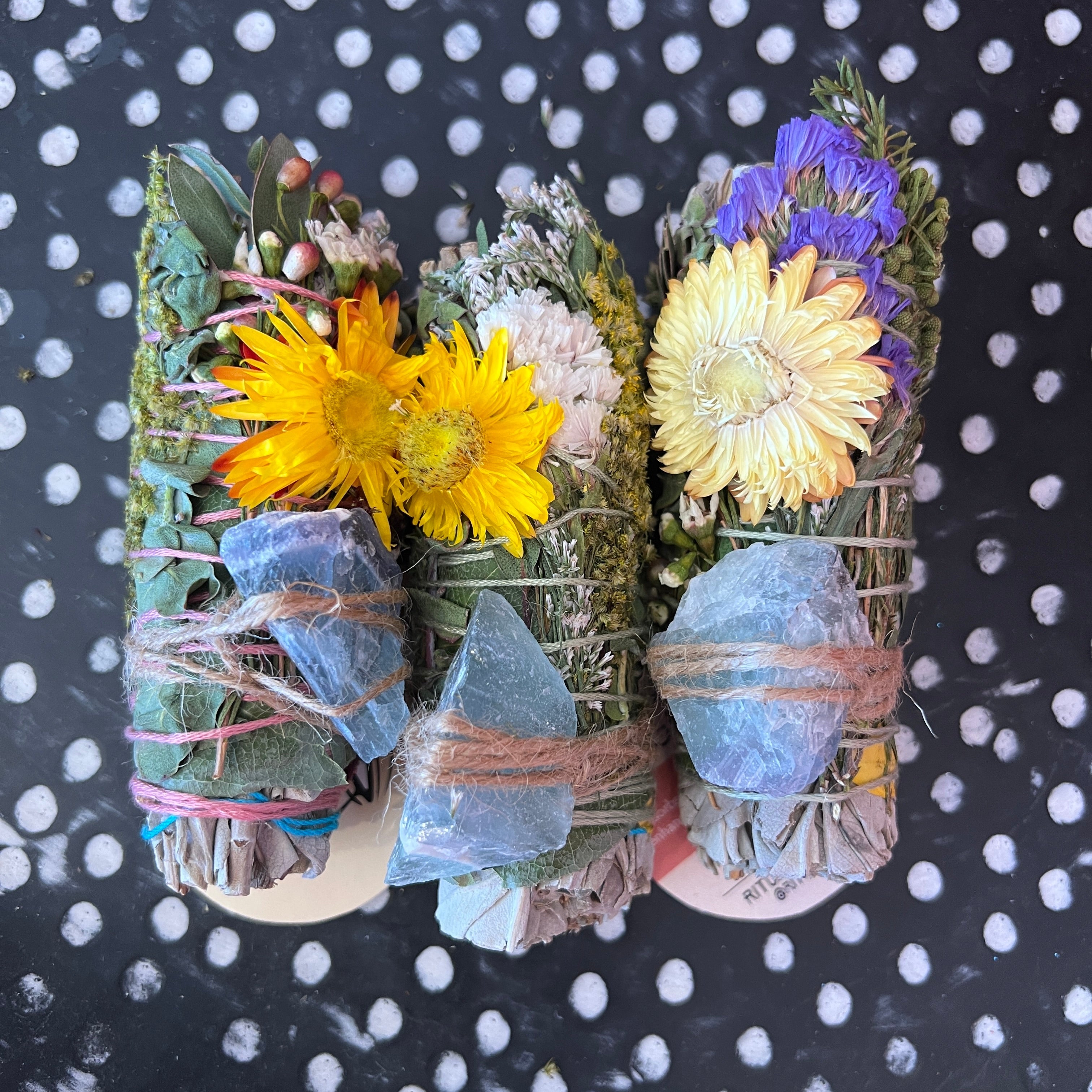 Smudging Sage Wand with Fluorite Crystal - Confía Collective